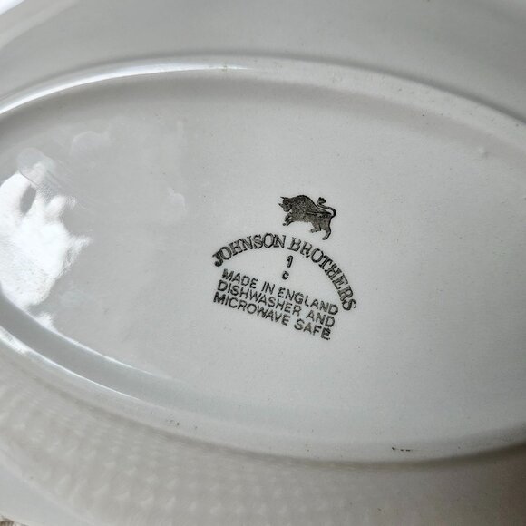 Johnson Brothers -‎ Vintage Plain White Gravy Boat with Dish - Made in England - Picture 3 of 15